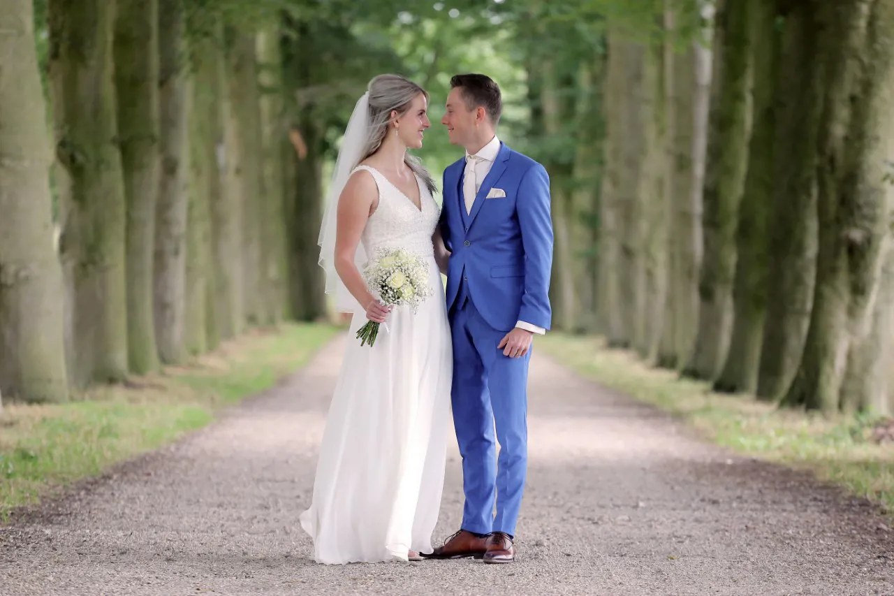 michele in trouwjurk met man